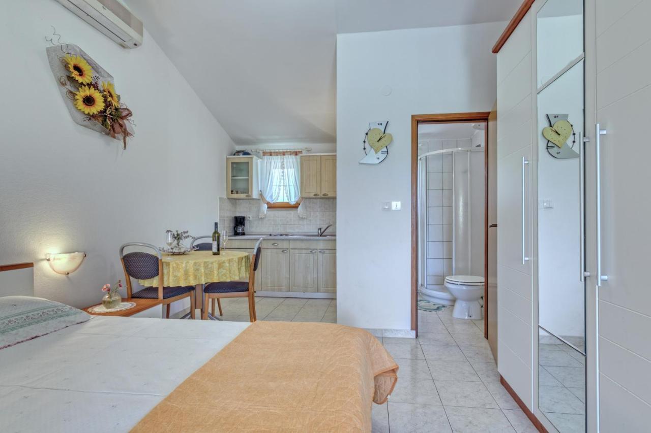 Apartmets Slavica 1644 Banjole Ngoại thất bức ảnh
